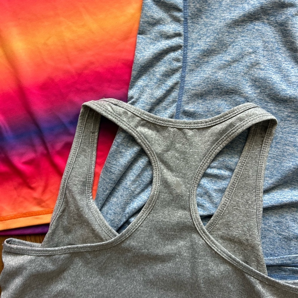 Lot of Three 💪🏾 Multicolored Razorback Exercise Tanks Women’s Size 1X XXL - Picture 4 of 9